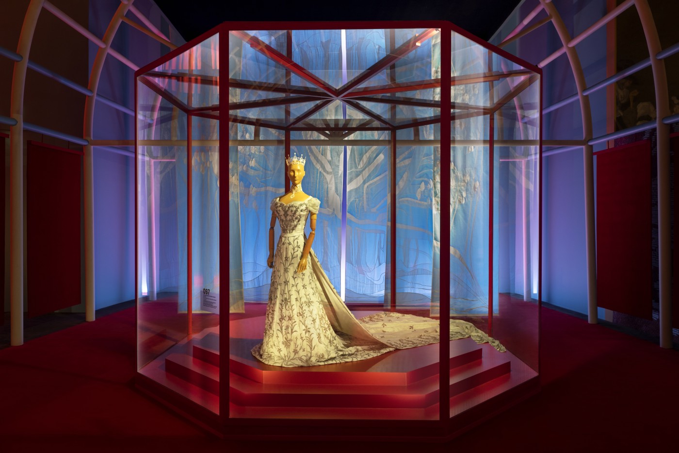 green emerald velvet dress Fashion, History, Museums: Inventing the display of dress: Petrov, Julia:  9781350229662: Amazon.com: Books
