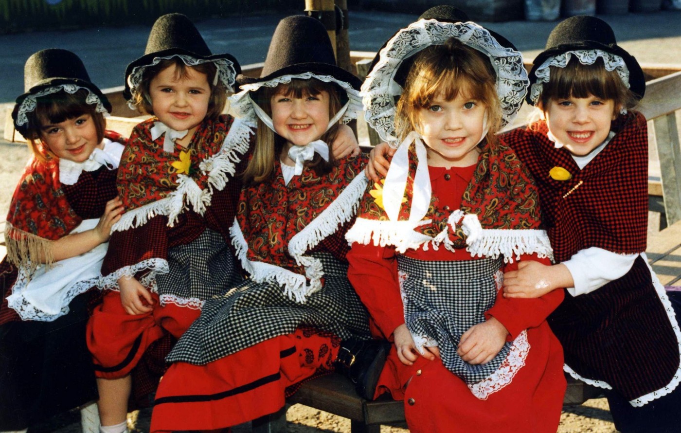 Figur 1.Fem unga flickor i traditionell walesisk klänning på Ysgol Gymraeg Treganna, Cardiff i 1998.br / bild från: Wales online, 25 Feb 2014, 26 fantastiska bilder som visar St David ' s Day firandet i Wales genom åren. Finns på: /