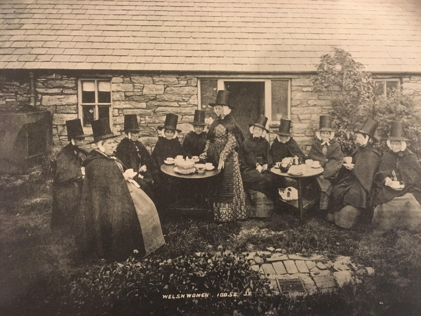 Figura 4: Cartão postal de Mulheres galesas em traje tomando chá. c. 1900. Imagem cortesia de Y Lanfa Powysland Museum. 