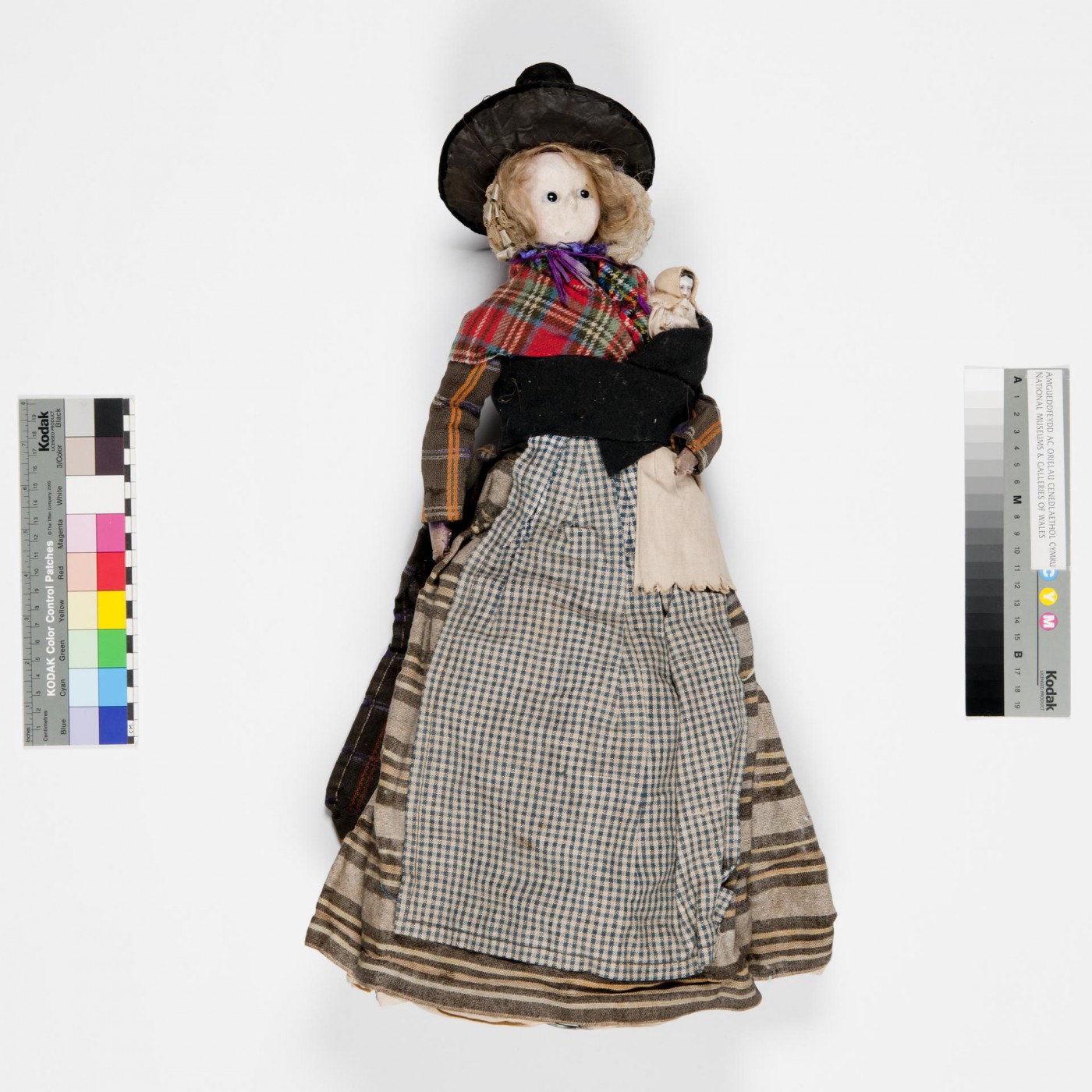 Figura 6: Bambola in costume nazionale gallese, si può vedere il bambino nascosto nel whittle. Immagine gentilmente concessa dal Museo Nazionale del Galles numero articolo 30.316