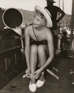 Rita Hayworth wearing a pair of classic white espadrilles © Castañer