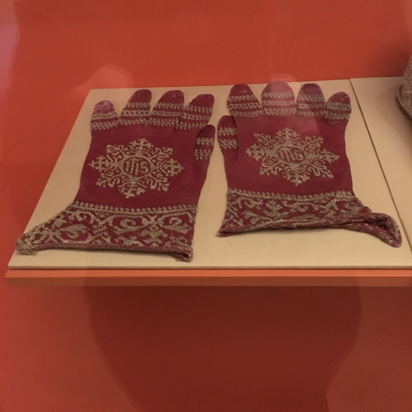 Image 1. Liturgical gloves from the treasury of the cathedral of St Bertrand de Comminges, France (inventory number 58-P-726); image: Dr Angharad Thomas (https://kemeresearch.com/gloves/18) 