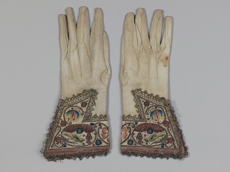 ‘Gloves’, 1620-40, British or Dutch, Metropolitan Museum of Art, 28.220.3,4. 