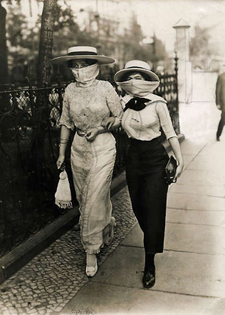 ‘Ladies’ fashion from 1913’. Sueddeutsche Zeitung Photo / Alamy Stock Photo.
