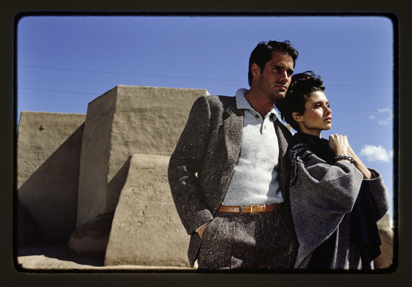 Rico Puhlmann, Erdfarbener Anzug aus Wolltweed von Paul Smith, Wollhemd im Polostil von Bill <br />
Ditford Design, Kleid von Adrienne Vittadini, New Mexico Museum of Art (Santa Fe), 1983, <br />
Farbdiapositiv, 24 x 36 mm (Reproduktion), © Rico Puhlmann Archive(veröffentlicht in „The <br />
Riches of Fall“, GQ / Gentlemen’s Quarterly, Nr. 8, August 1983)
