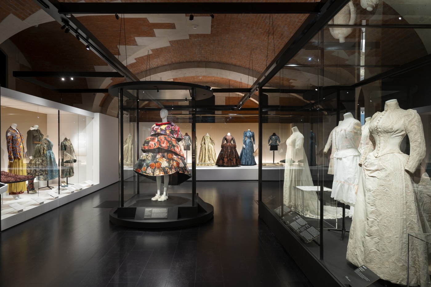 Tisser, broder, sublimer - Palais Galliera, Musée de la Mode de la Ville de Pari © Nicolas Borel