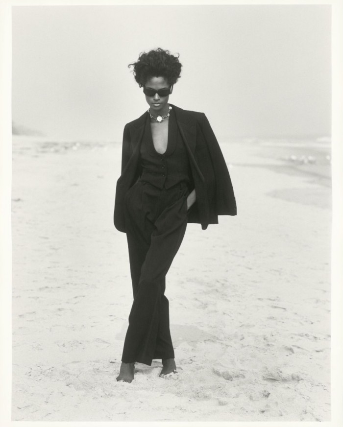 Rico Puhlmann, Karen Alexander in schwarzem Hosenanzug mit Weste aus Wolle von Yves 
Saint Laurent Rive Gauche, Gurney’s Inn Resort & Spa (Long Island, New York), 1991, 
Silbergelatinepapier, 50,3 x 40,5 cm, © Rico Puhlmann Archive(veröffentlicht in „Tux Deluxe“, 
Harper’s Bazaar, Nr. 3359, November 1991)