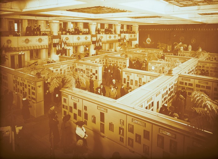 The Salon du Goût Français in the Eygptian Hall Wanamakers, Philadelphia, 1922 © Paris, musée des Arts et Métiers.