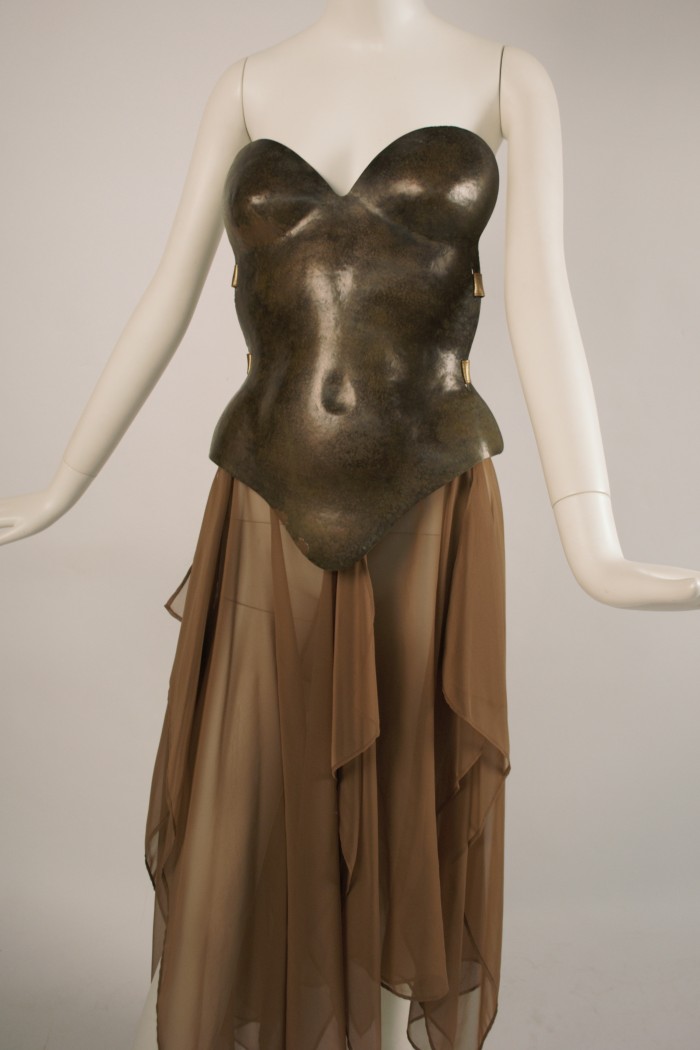 Thierry Mugler, Brustpanzer mit Zipfelrock, ca. 1980, Metall, Seide, Leder, © Staatliche Museen zu Berlin, Kunstgewerbemuseum/ Max Fahrig.
