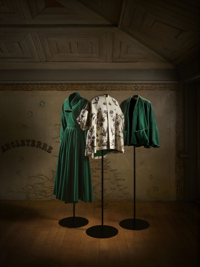 From left to right: Azzedine Alaïa, prêt-à-porter Automne/Hiver 1988 « PONDICHERY », Christian Dior, Haute Couture Printemps/été 1948 « PETIT ROUE », Christian Dior Haute Couture Automne/Hiver 1949 © Laziz Hamani