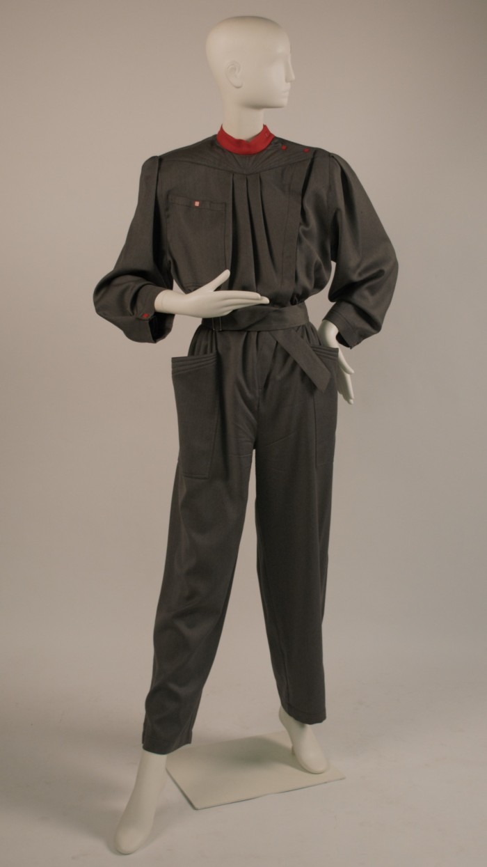 Thierry Mugler, Jumpsuit mit bestickten Schultern, ca. 1981/1982, Wolltuch u. Metall, © Staatliche Museen zu Berlin, Kunstgewerbemuseum / Max Fahrig.