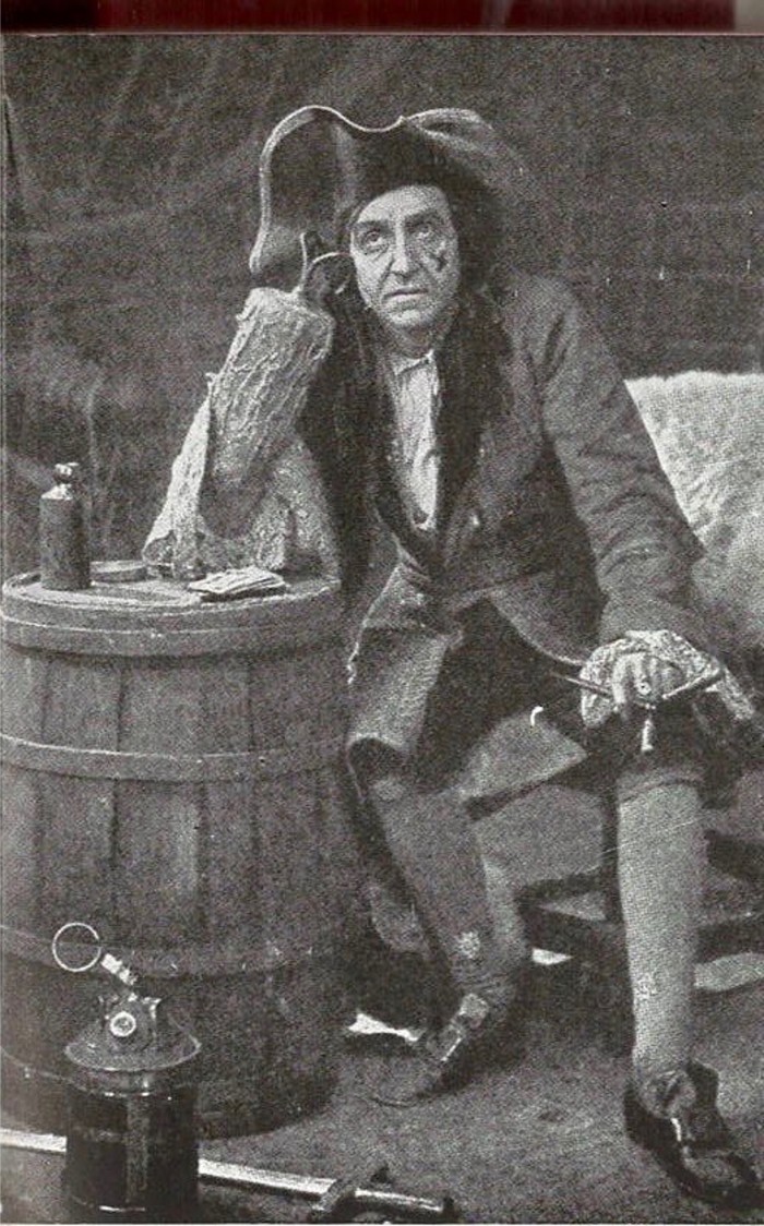 Robb Harwood as Captain Hook (1907-09). Unknown author, Public domain, via Wikimedia Commons. 