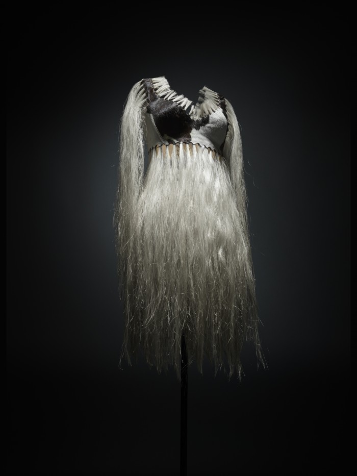 Azzedine Alaïa
Création spéciale, 1996
Ensemble corsage et ceinture en poulain imprimé et crin
©Fondation Azzedine Alaïa 