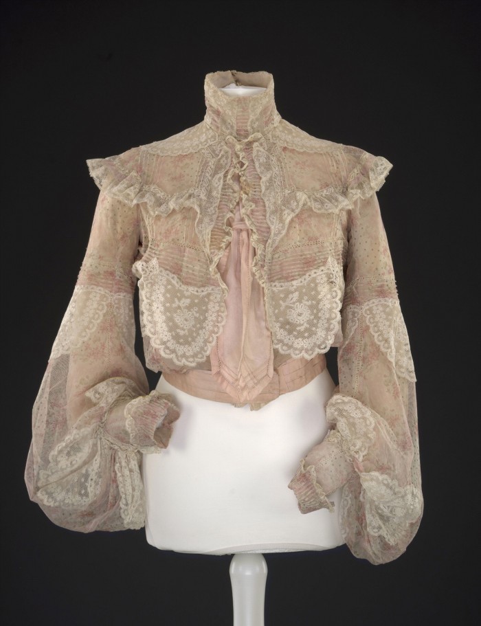 Blouse of silk, lace and net from the Herse fashion house, Warsaw, c. 1900. National Museum in Warsaw, NB2822 MNW. Public Domain.