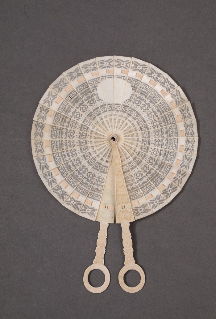 Cockade Fan, China, c.1812. Image courtesy of The Fan Museum.