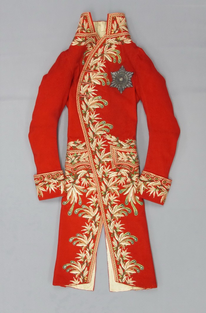 Habit à la française, c. 1806. Fulled wool tabby with silk embroidery, 170 x 45.72 cm. Toronto: Royal Ontario Museum.908.7.9
Photo credit: Karen Donaldson © Royal Ontario Museum, Toronto