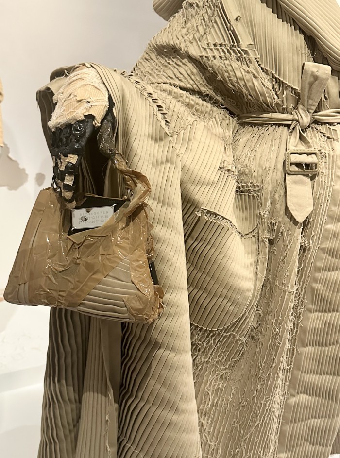 Detail-John Galliano for Masion Margiela Couture 2024 - Dirty Looks. © Jane Francis / Barbican Art Gallery
