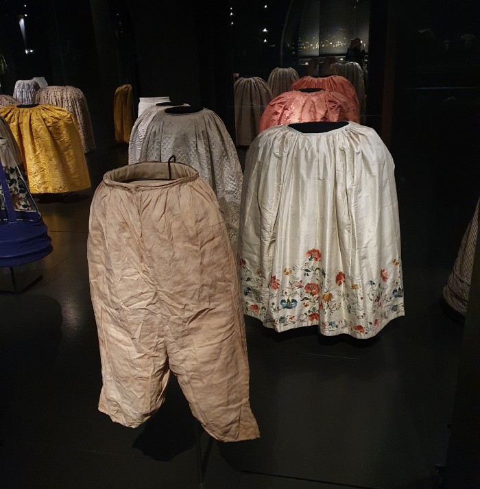 Presentation of underwear with the underpants of Hendrik Casimir (1612–1640) © Ruth Egger