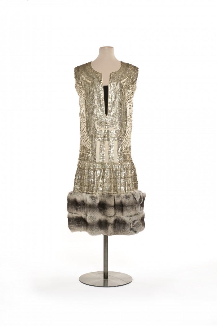 Paul Poiret — Robe du soir, Marrakech 1924 Satin de soie, broderie de lames argent au point de Tsel, fourrure de chinchilla 
et velours de soie © Les Arts Décoratifs.