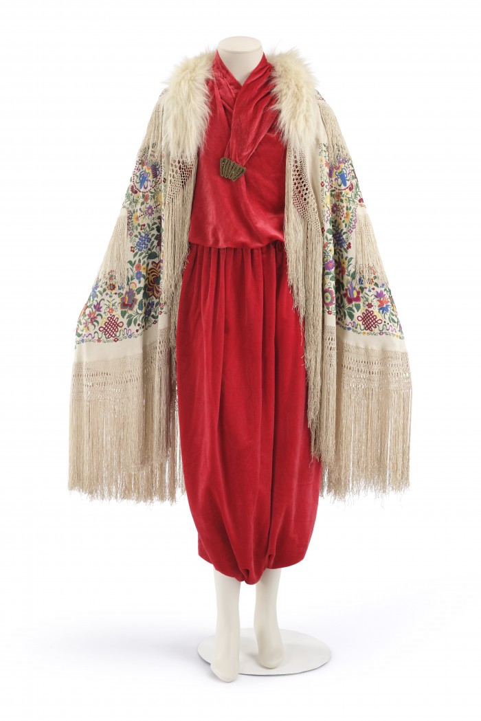 Paul Poiret — Cape et robe-culotte, Flammes 1911 Cape en crêpe de soie brodé main (coupé dans un châle de Manille); robe-culotte en velours de soie, mousseline de soie et passementerie © Les Arts Décoratifs.